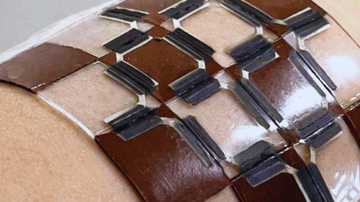 El calor del cuerpo parecía inútil en dispositivos ultrafinos. Un equipo en Corea del Sur acaba de cambiar esa idea con una solución que no genera más energía, sino que evita que se pierda