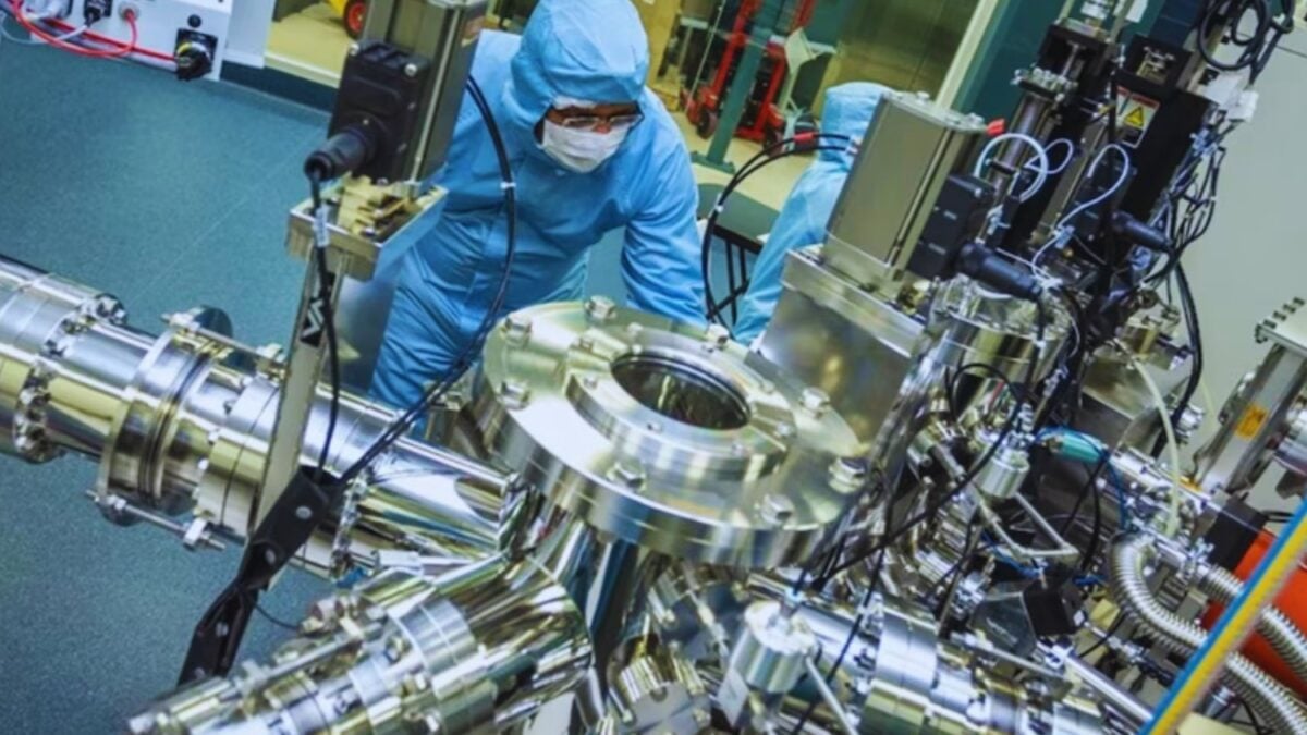 Han creado una batería que rompe una regla básica de la tecnología actual y parece imposible. Cuanto más grande es, más rápido se carga gracias a efectos cuánticos que cambian cómo entendemos la energía