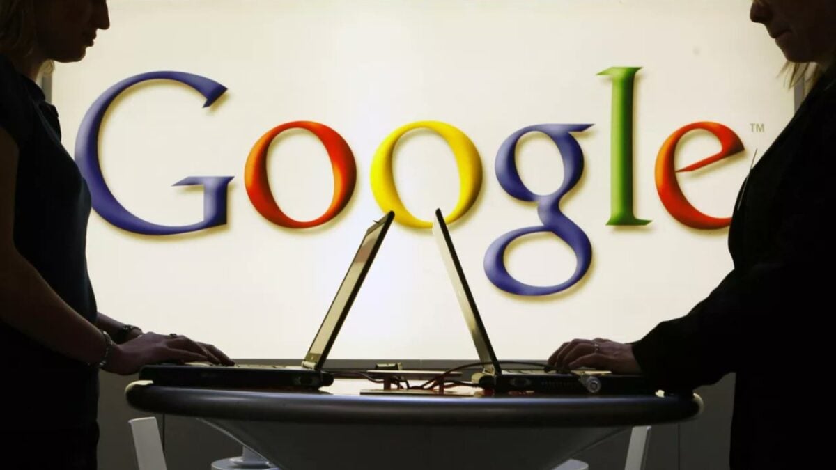 Google le puso «Agent Smith» a su agente de IA interno por una razón: escribe código, corrige errores y entrega el trabajo terminado mientras los ingenieros duermen. Y tuvieron que restringir el acceso porque había demasiada demanda