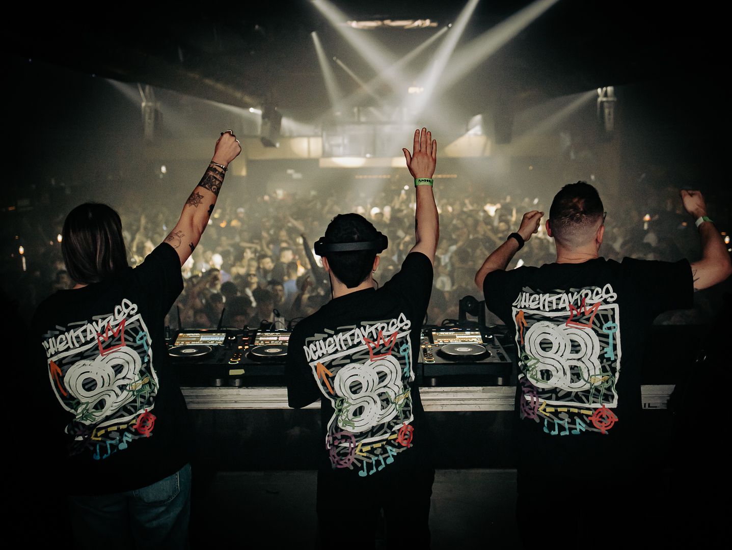 Disfruta del 10 aniversario del sello 83