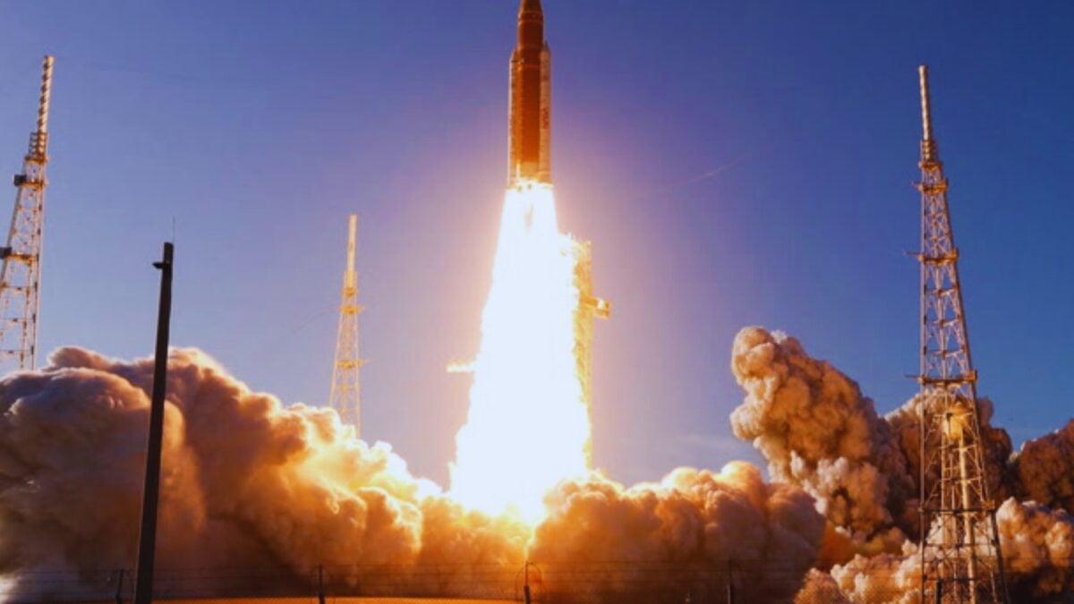 Artemis II ya dejó de orbitar la Tierra y comenzó su verdadero viaje hacia la Luna. La maniobra clave de Orión salió perfecta y marca el regreso real de los vuelos tripulados al espacio profundo
