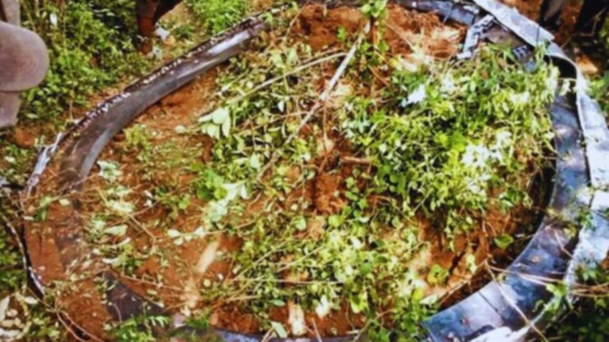 Un anillo metálico de media tonelada cayó del cielo en una aldea de Kenia a finales de 2024. Más de un año después, la investigación sigue sin confirmar de qué objeto espacial salió