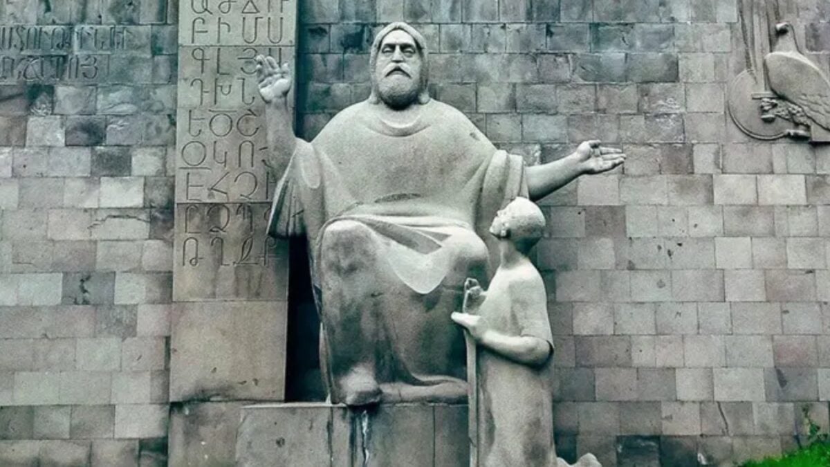 La IA encontró una coincidencia que los historiadores llevaban años discutiendo sin poder demostrar del todo. Los alfabetos armenio y georgiano comparten con la antigua escritura etíope similitudes demasiado precisas como para ser casualidad