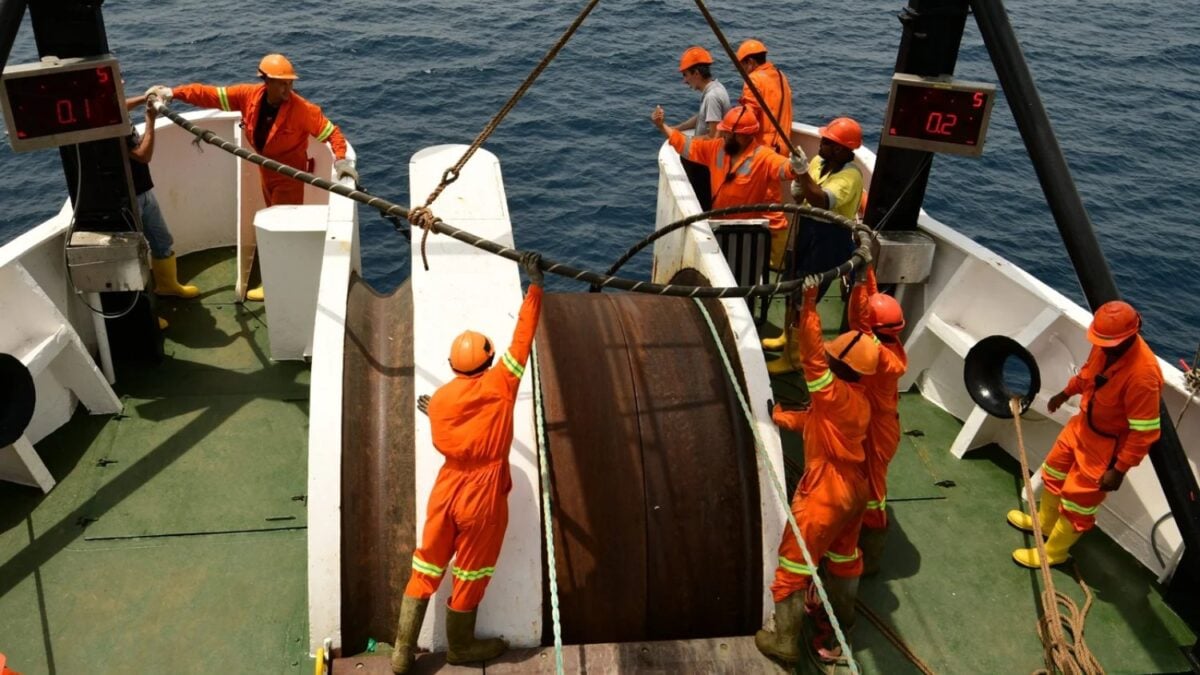 Un solo barco mantiene conectada a África con el resto del mundo digital. Su existencia revela la mayor fragilidad del internet moderno y de los cables que nadie ve