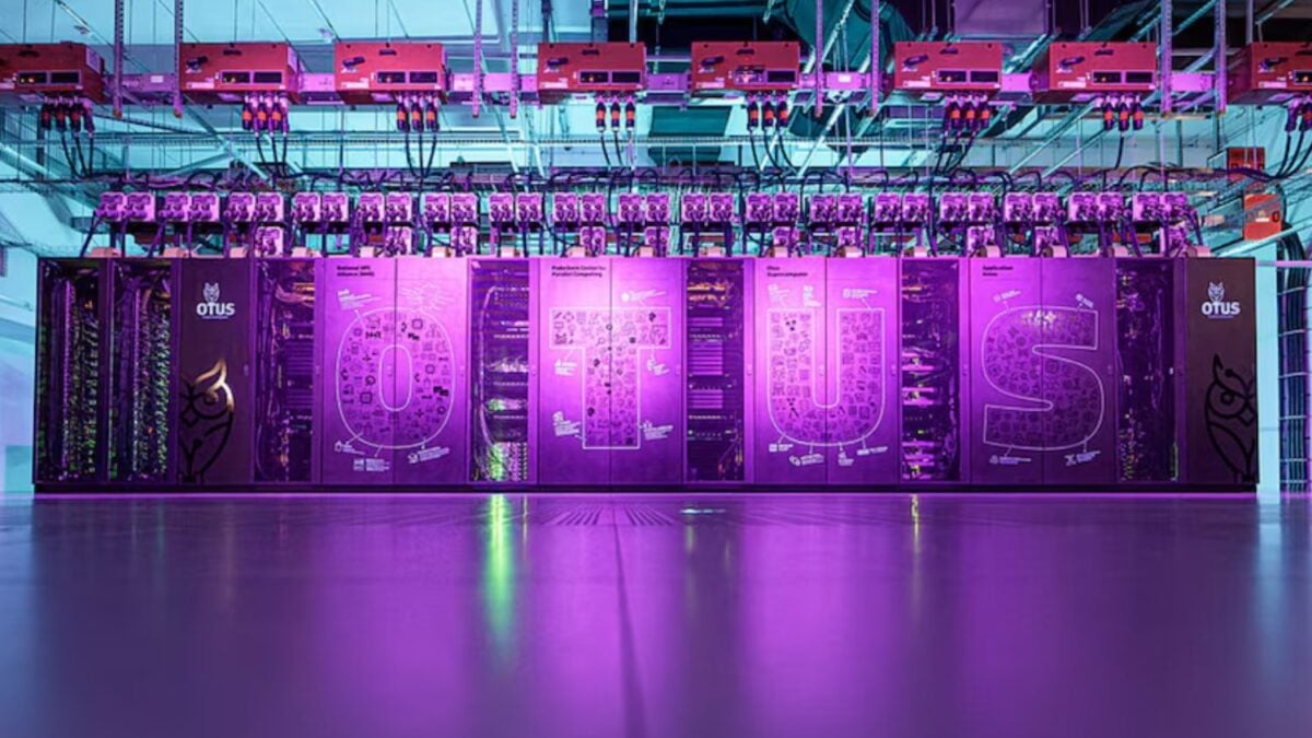 Alemania quería construir un superordenador más potente, pero lo que ha terminado presentando va mucho más allá de la fuerza bruta. Otus es una máquina pensada para cambiar cómo investigamos, cómo simulamos materia y hasta cómo aprovechamos el calor que genera la computación extrema