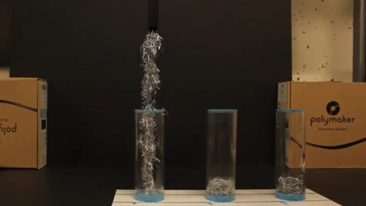 Ingenieros crean un material hecho de piezas similares a grapas. Puede comportarse como un bloque sólido y desmontarse en segundos con una simple vibración