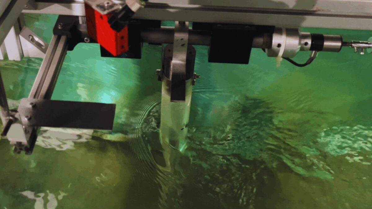 Aprovechar el movimiento constante del mar para generar electricidad parecía una idea difícil de escalar. Este ingeniero propone un péndulo submarino capaz de transformar las vibraciones del océano en energía limpia casi infinita