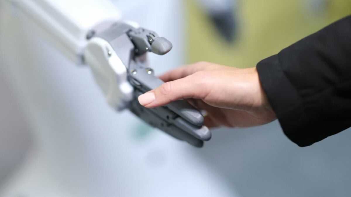 La mayoría de las personas ya no habla con la inteligencia artificial como si fuera una máquina. Un estudio revela que el 70% usa “por favor” y saludos, aunque no siempre por educación