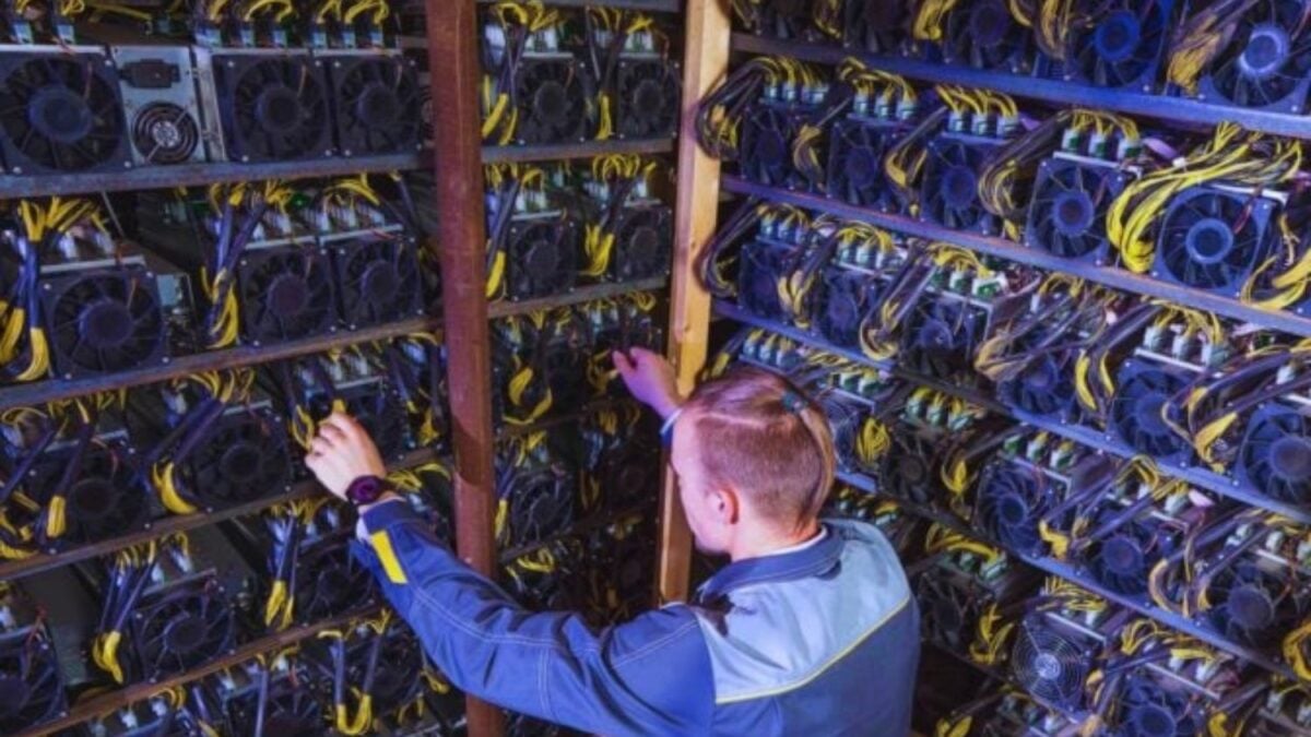 Durante años ese gas se quemó porque no había cómo aprovecharlo. Ahora algunas empresas lo están convirtiendo en electricidad para minar Bitcoin y alimentar la inteligencia artificial