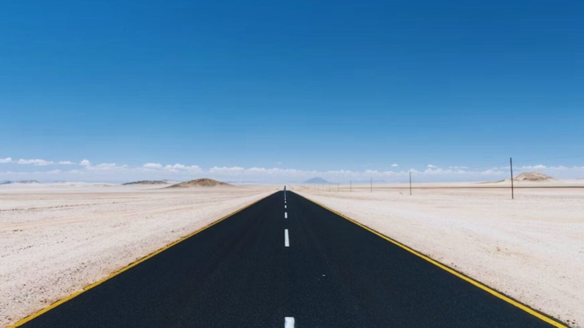 A Honda se le ha ocurrido un negocio que parecía absurdo hasta que empiezas a hacer números. Convertir arena del desierto en carreteras más resistentes y mucho más baratas