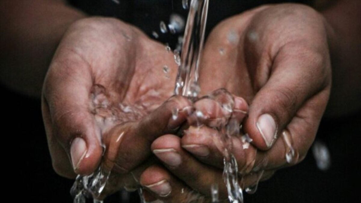 La idea de “fabricar agua” en lugares secos acaba de dar un paso muy serio. Un nuevo material desarrollado en Noruega logra captarla del aire incluso cuando la humedad es baja