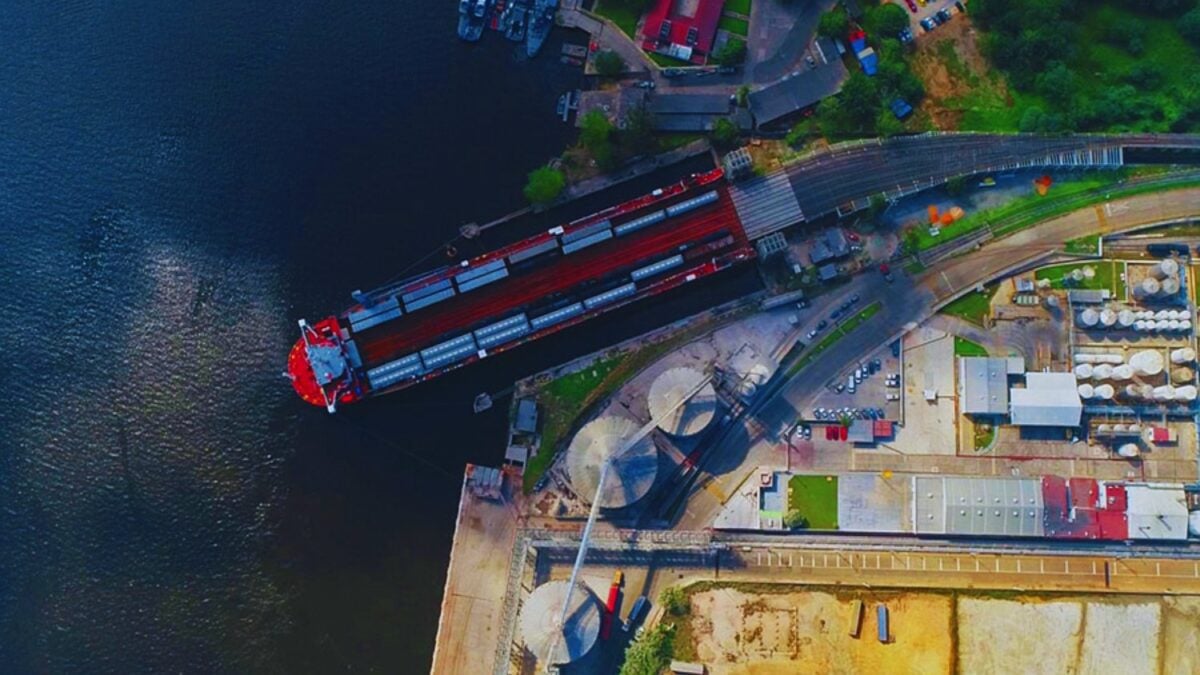 conectar dos océanos sin agua. El resultado es una megaestructura de más de 300 km que apunta a convertirse en alternativa al Canal de Panamá