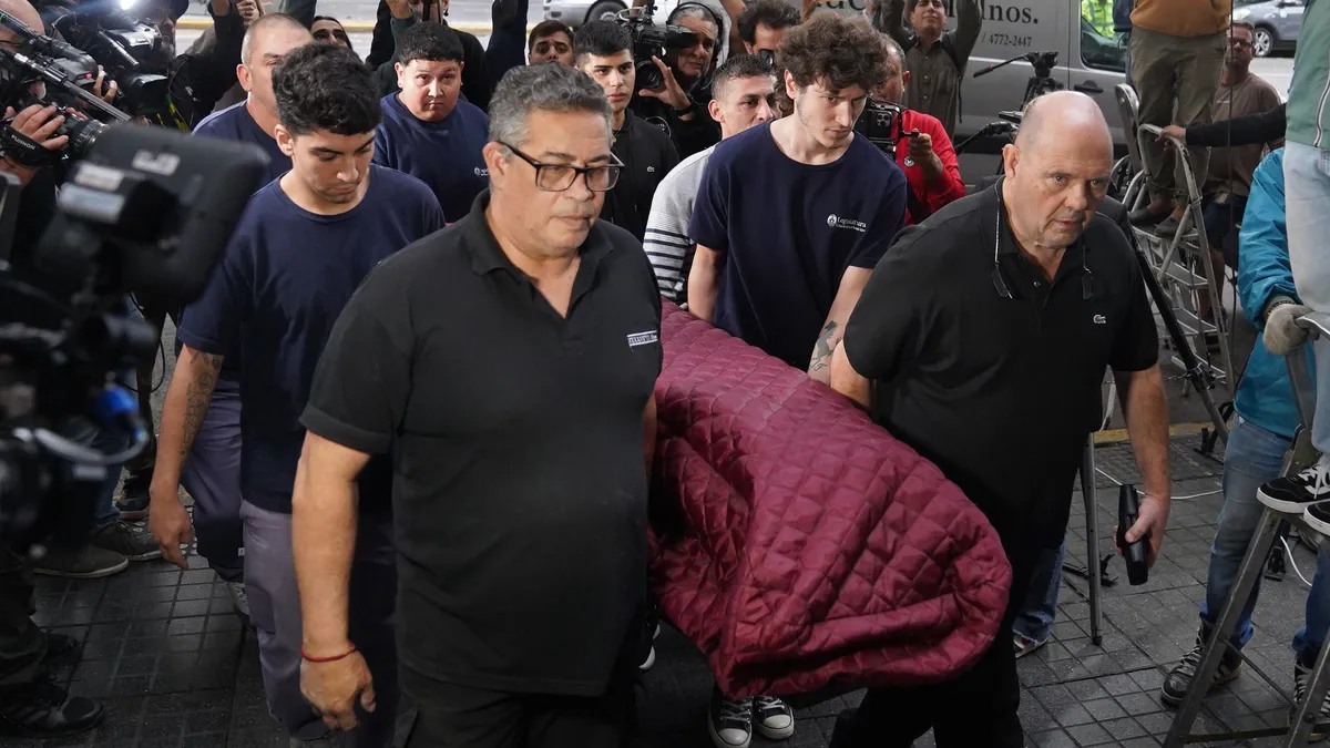 La despedida a Luis Brandoni en la Legislatura porteña: coronas de flores y procesión de figuras hasta la medianoche