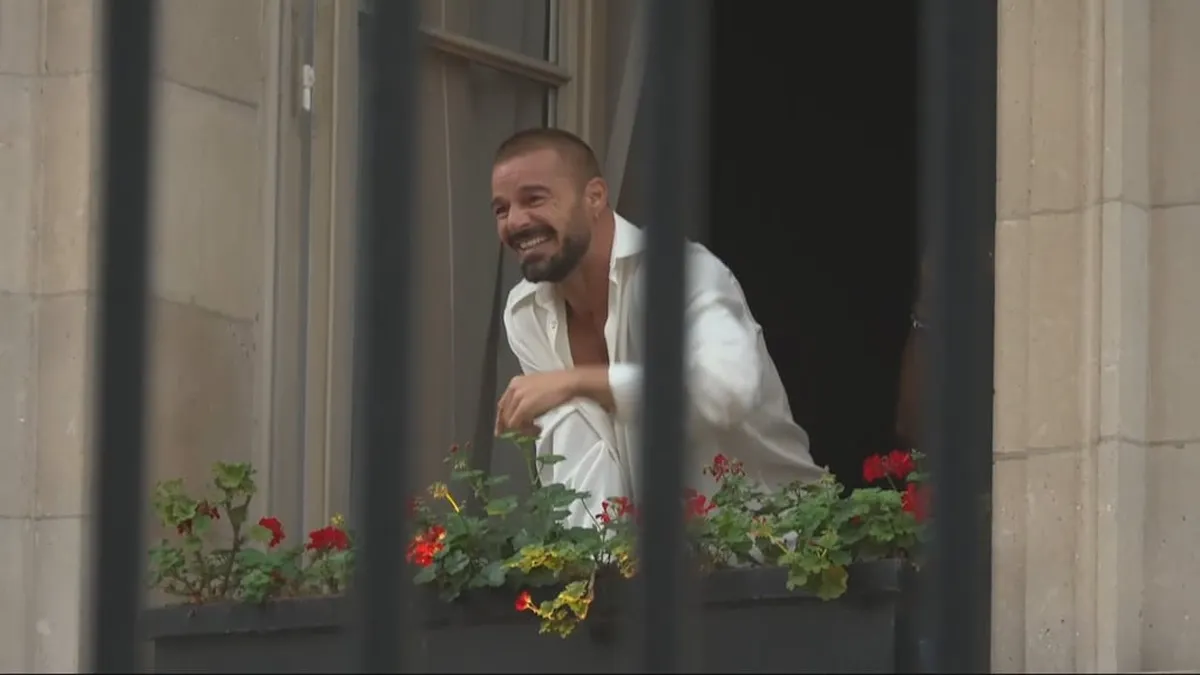 Locura por Ricky Martin en Recoleta: salió a saludar a sus fans y fue furor