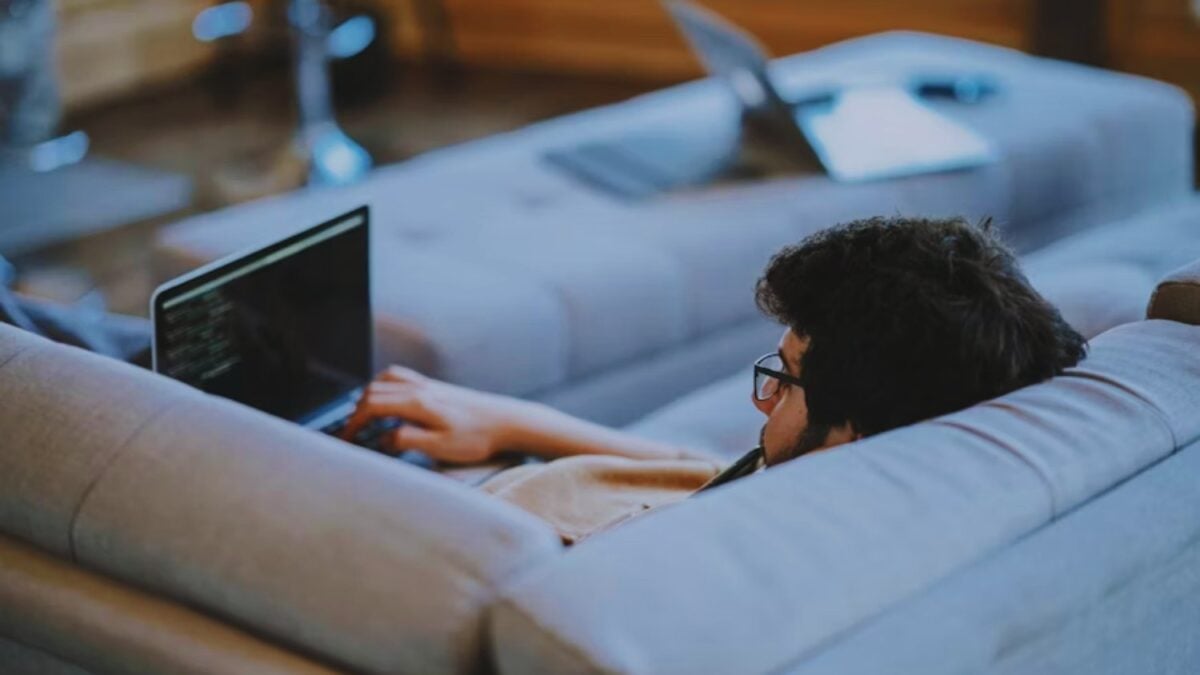 El sueño del trabajo remoto parece que se rompió completamente en España. Cuando contratar a un programador equivale a abrir una empresa entera la cosa se complica