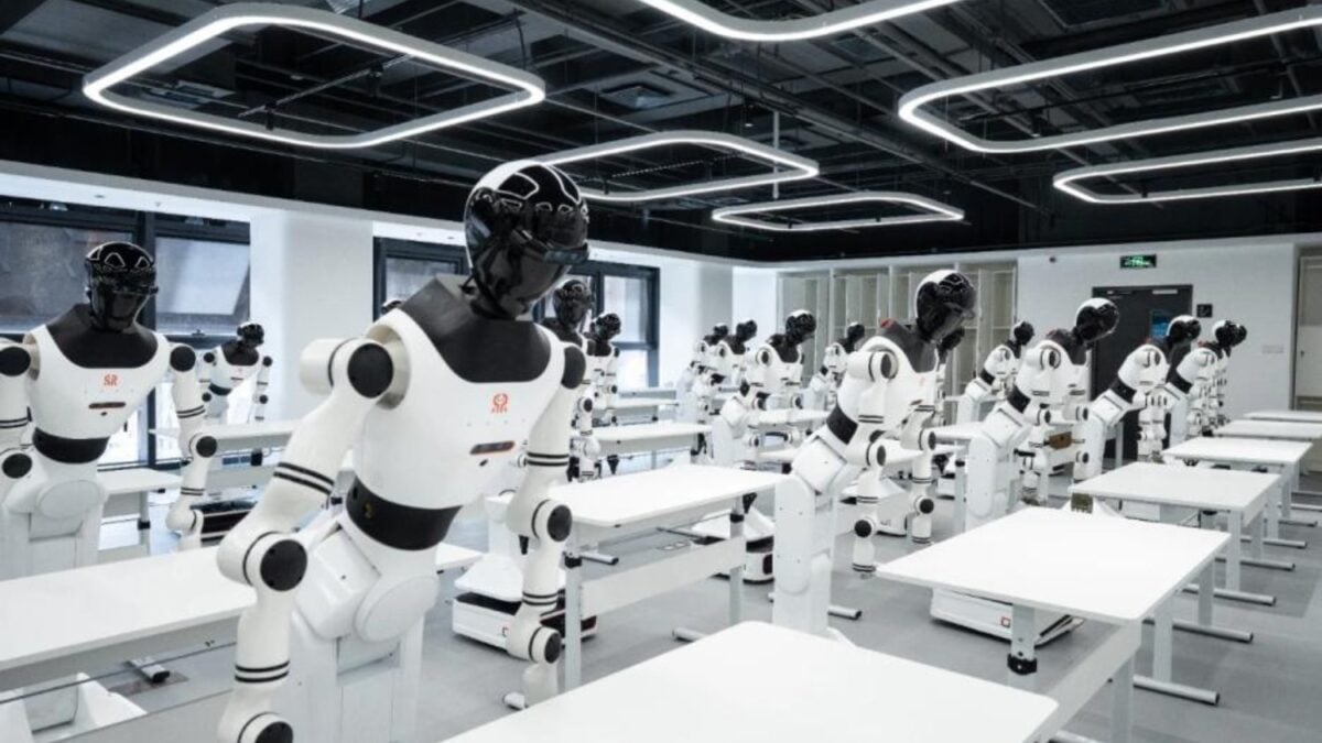 Mientras el mundo habla de inteligencia artificial capaz de escribir o programar, China está apostando por otra carrera mucho más compleja. Enseñar a robots humanoides a trabajar en entornos reales mediante entrenamiento físico constante