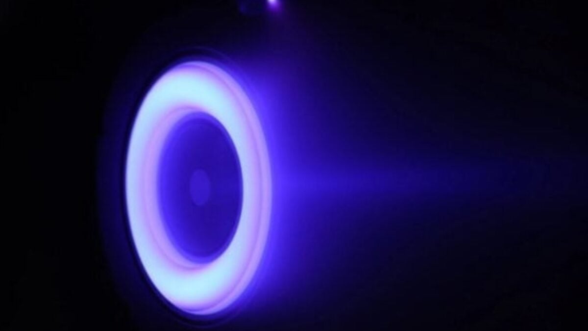 La basura espacial se ha convertido en una amenaza silenciosa para satélites y misiones orbitales. Ahora Japón ha probado un motor de plasma capaz de expulsarla sin contacto y en tiempo récord