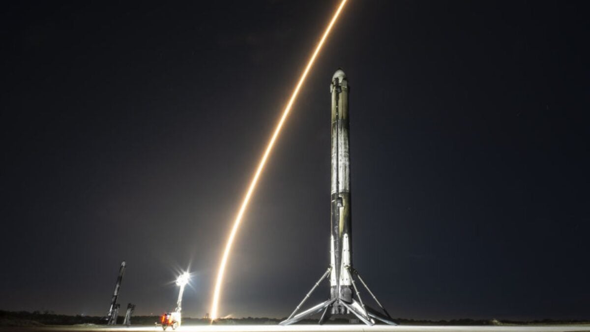 Un cohete de SpaceX lanzado en 2025 sigue vagando por el espacio sin control tras cumplir su misión. En agosto impactará contra la Luna a más de 5.400 km/h en un choque previsto que vuelve a poner el foco en la basura espacial