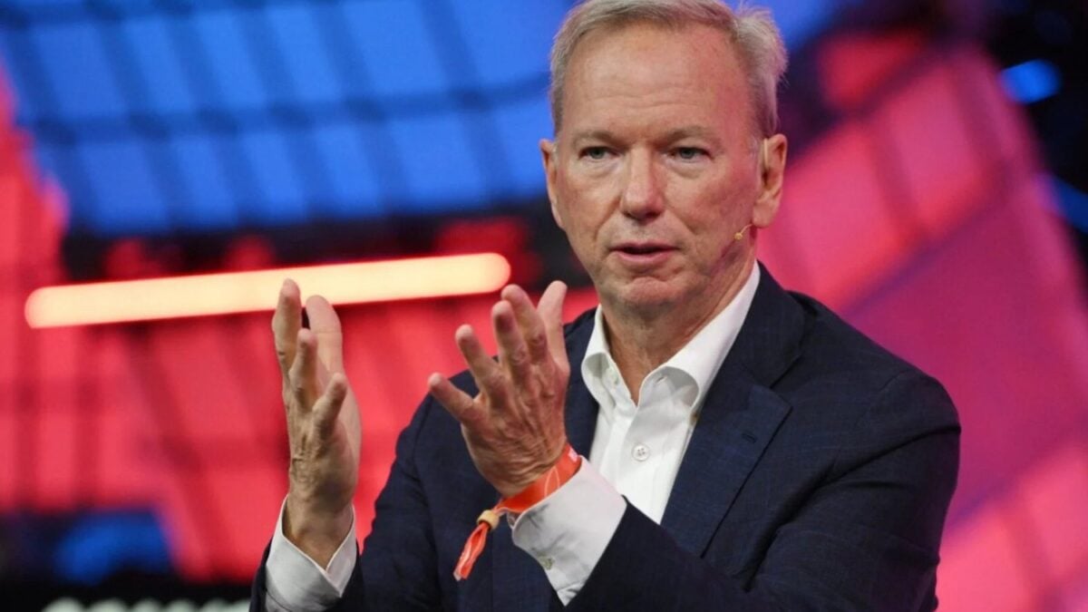 Abuchean al ex CEO de Google Eric Schmidt durante su discurso ante universitarios