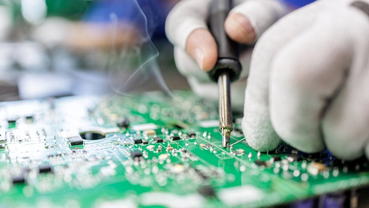 Una partícula mitad luz mitad materia consume 1.000 veces menos energía que un transistor y podría salvar a la IA de su mayor problema