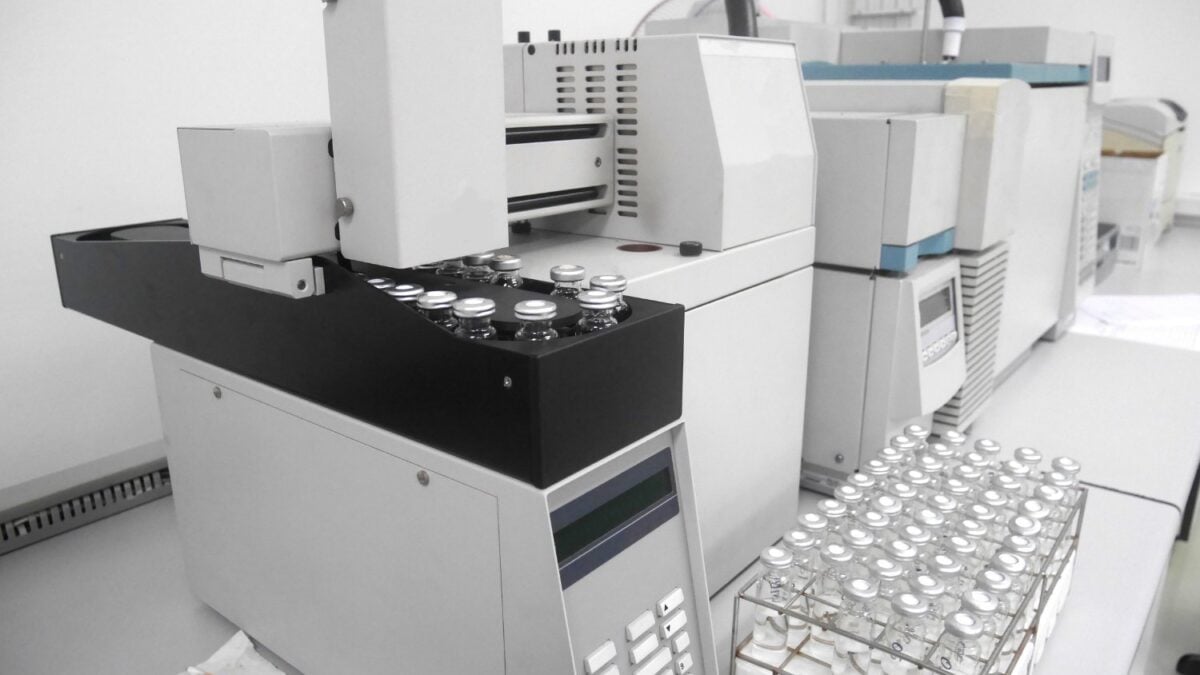 UC Davis creó un espectrometro del tamaño de un grano de arena con IA — y puede diagnosticar enfermedades, detectar contaminación y controlar alimentos desde cualquier lugar