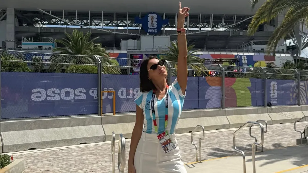 Pampita cayó en la trampa mundial: compró una caja de figuritas y recibió algo insólito