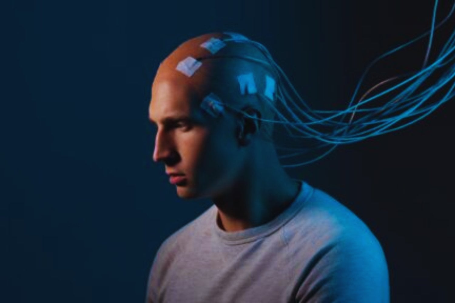 El fundador de Scale AI dice que no quiere tener hijos hasta que existan chips cerebrales como Neuralink. Su idea mezcla crianza, inteligencia artificial y una pregunta incómoda sobre el futuro humano
