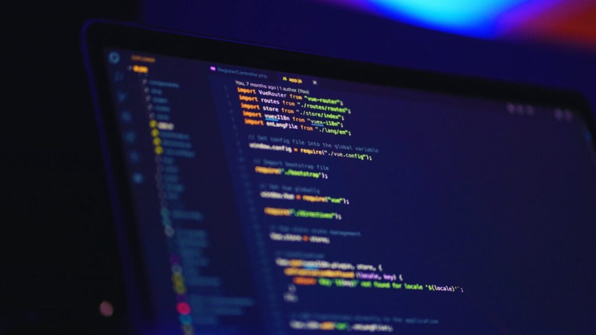 Durante décadas, ser programador significó escribir código. La IA está rompiendo esa regla: el desarrollador del futuro se parecerá más a un director que a un mecanógrafo