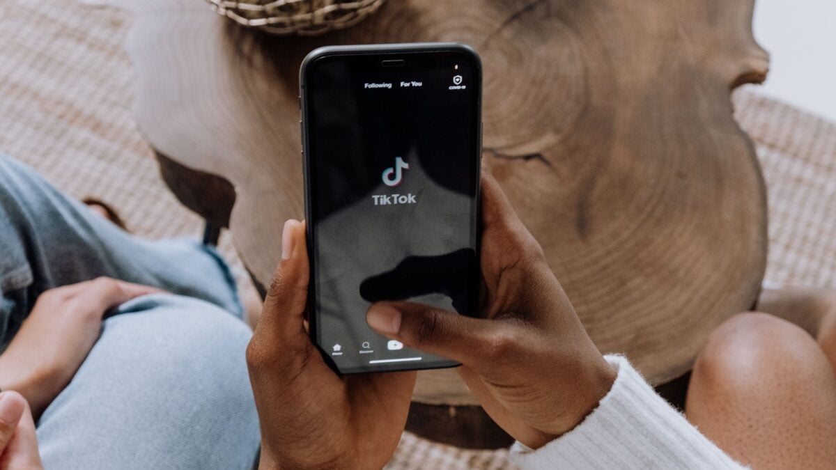 TikTok ya no solo tiene videos hechos con IA: un estudio dice que más de la mitad de lo que ve una cuenta nueva es “basura artificial”