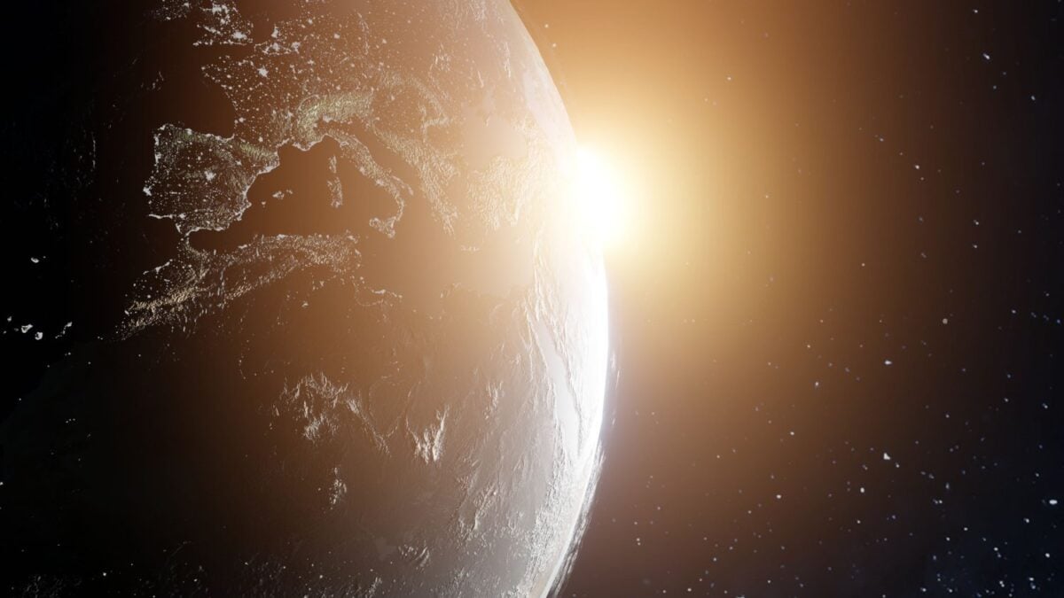 Jeff Bezos quiere llevar la industria contaminante al espacio: suena a ciencia ficción, pero revela hacia dónde miran los multimillonarios