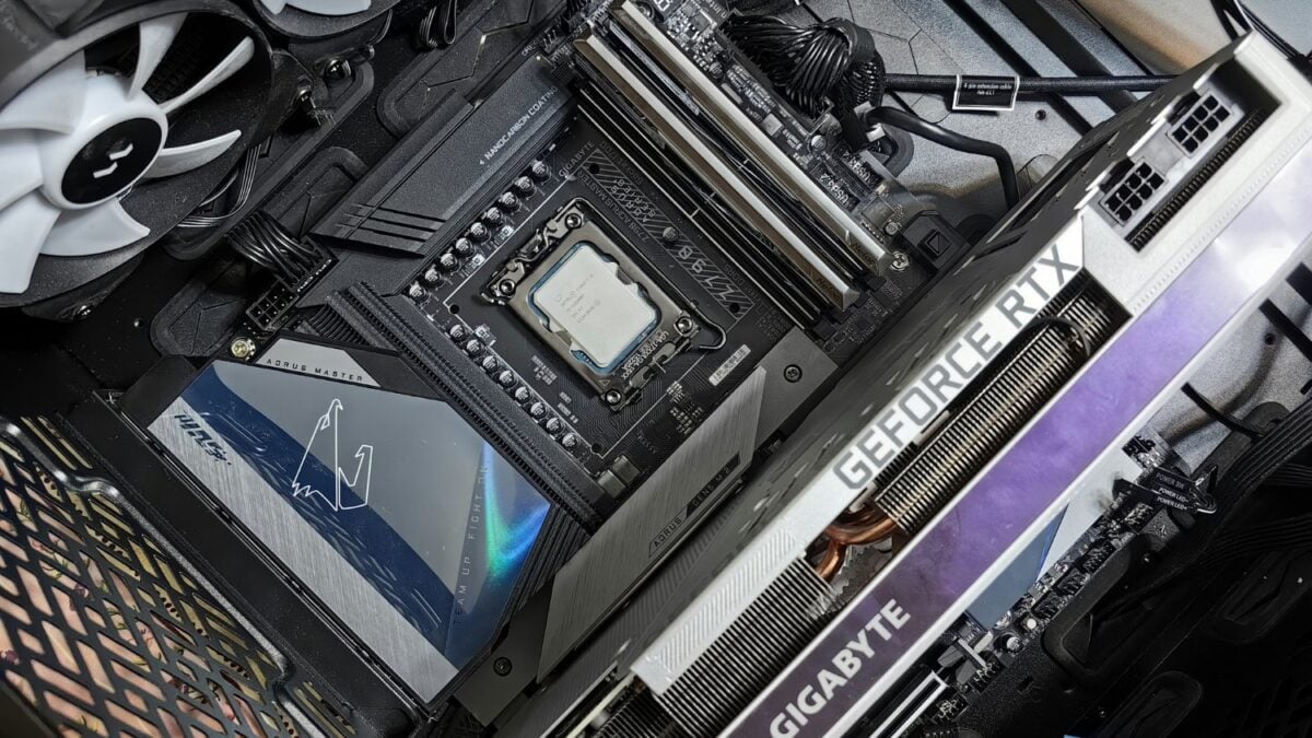 NVIDIA ya invirtió más de 6.500 millones de dólares en empresas que fabrican luz: así son los chips fotónicos que quieren reemplazar al cobre dentro de los centros de datos de IA