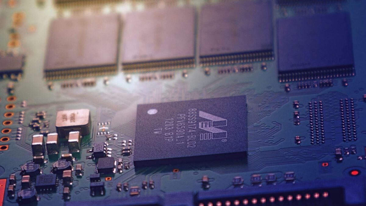 Científicos alemanes desarrollaron una memoria que escribe datos en nanosegundos, funciona con menos de 1 voltio y no necesita electricidad para conservarlos: podría llevar IA a dispositivos sin batería