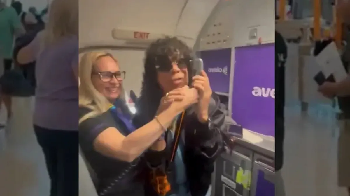 Video: «La Mona» Jiménez dio un show improvisado arriba de un avión