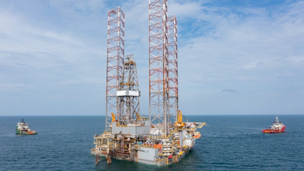 China instaló en alta mar la mayor estación convertidora del mundo — una plataforma de 22.000 toneladas que transmite energía eólica a 100 kilómetros de distancia bajo el océano