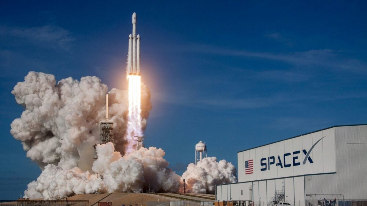 La Fuerza Espacial de EE.UU. le dio a SpaceX un contrato de 4.160 millones de dólares para construir una constelación de satélites capaces de rastrear objetivos aéreos desde la órbita
