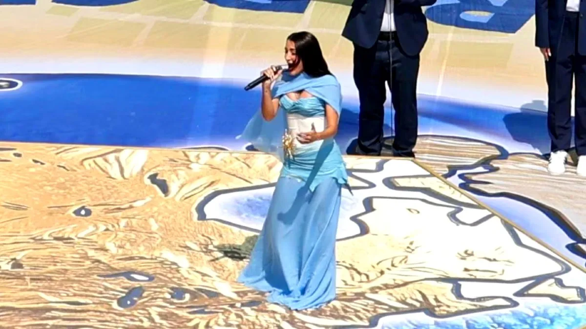 De quién es el vestido patrio que usó María Becerra para cantar el himno en la final del Mundial