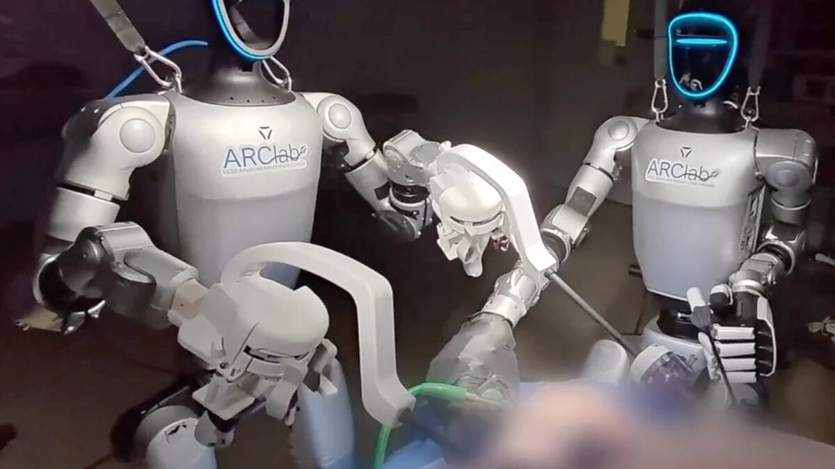 Dos robots humanoides entraron en un quirófano y extirparon la vesícula a animales vivos. No operaron solos, pero demostraron que la telecirugía podría llegar donde hoy faltan cirujanos