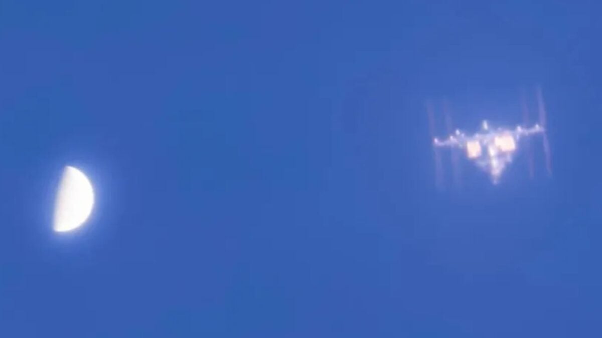 La ISS cruzaba el cielo a 27.000 km/h mientras Venus brillaba a 135 millones de kilómetros. Un fotógrafo calculó el segundo exacto para que ambos parecieran encontrarse a plena luz del día