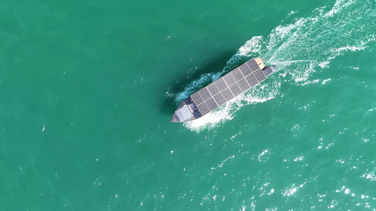 Un barco de 11 metros cruzó Europa gracias al Sol y sorprendió a la Guardia Civil en Almería
