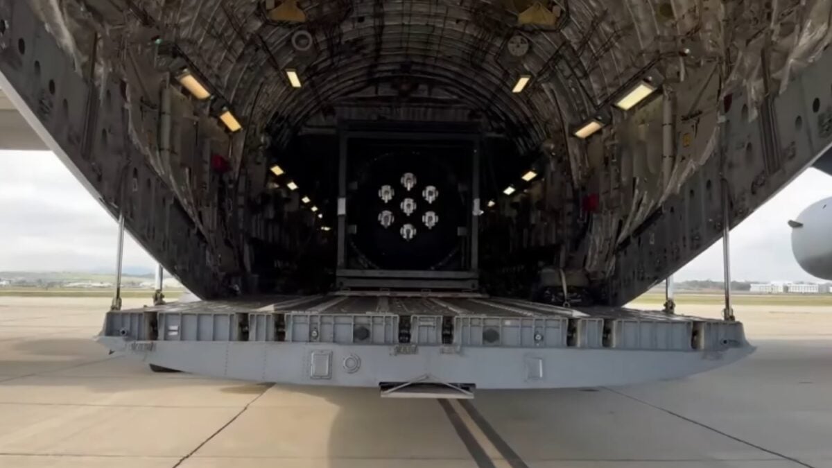 Un reactor nuclear del tamaño de una furgoneta viajó en un avión militar: quiere alimentar bases y centros de datos de IA