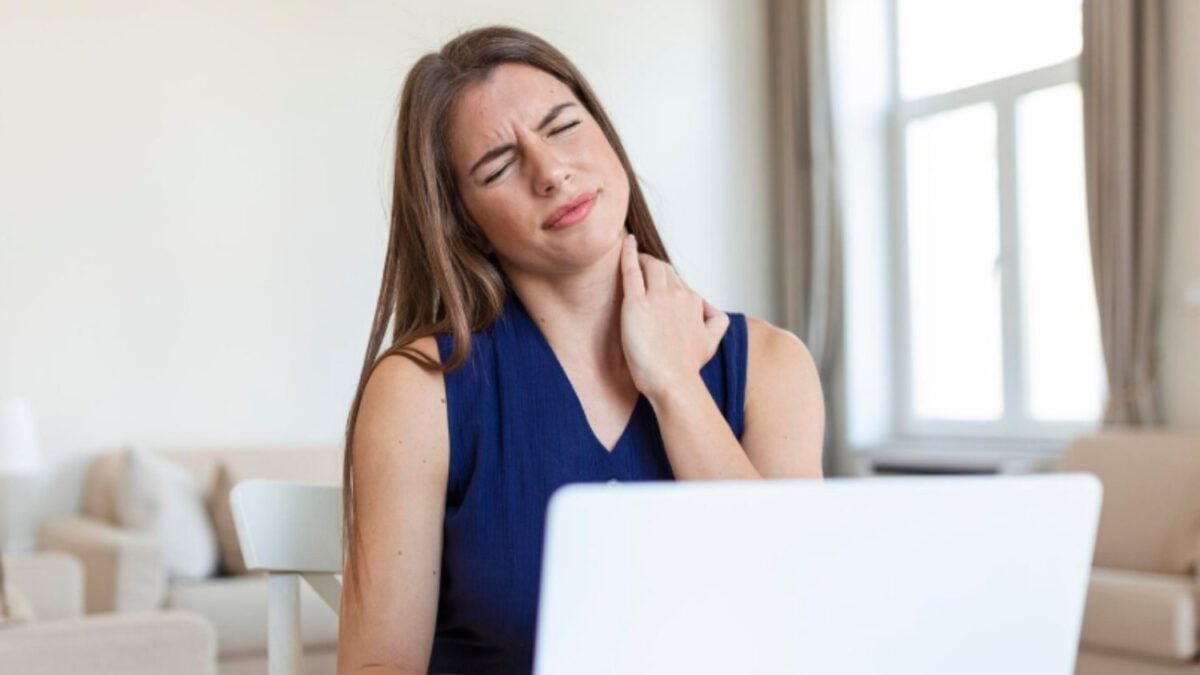El “cuello tecnológico” afecta cada vez a más personas: qué es y cómo evitar que las pantallas terminen causando dolor
