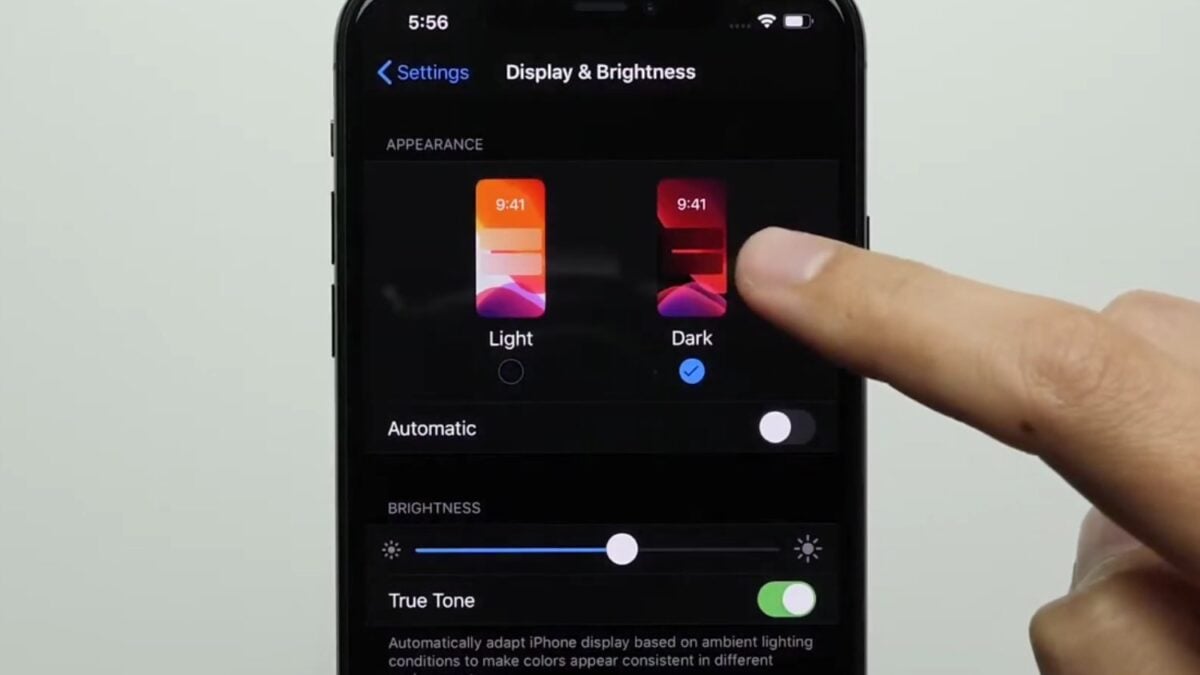Modo oscuro en el celular: cuándo protege la batería y por qué no siempre descansa la vista