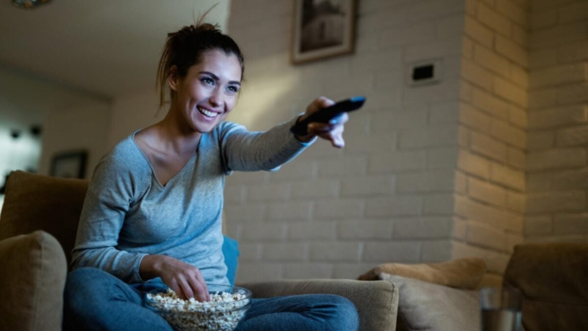 Por qué las series nos enganchan tanto: la ciencia explica por qué siempre queremos ver “un episodio más”