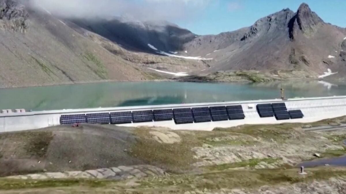 La planta solar más insólita de Suiza está en los Alpes y funciona mejor cuando llega el invierno