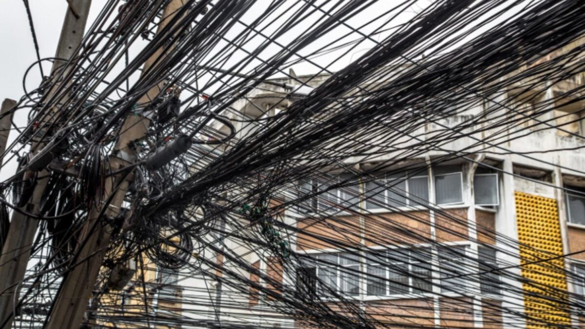 España endureció las normas tras varios incendios, pero los cables abandonados siguen ahí