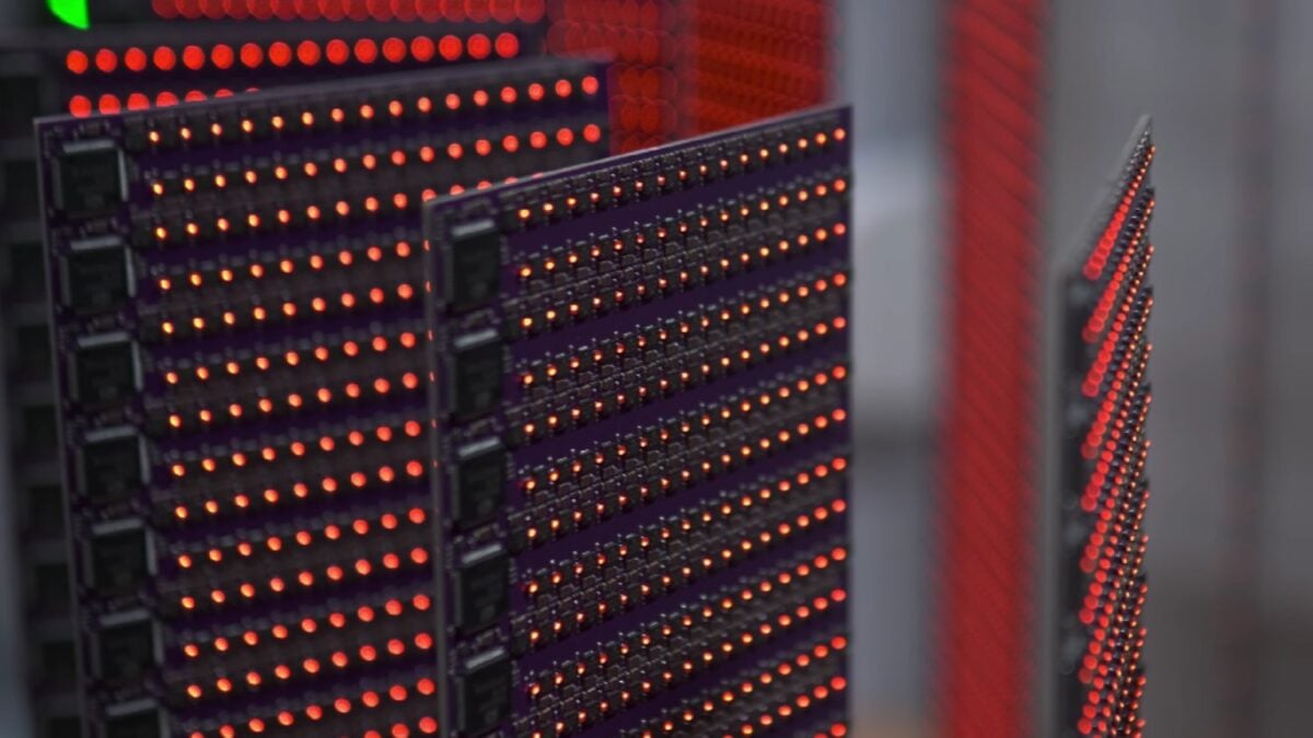 Creíamos que fabricar una GPU requería millones: un maker está construyendo una con 8.192 chips en casa