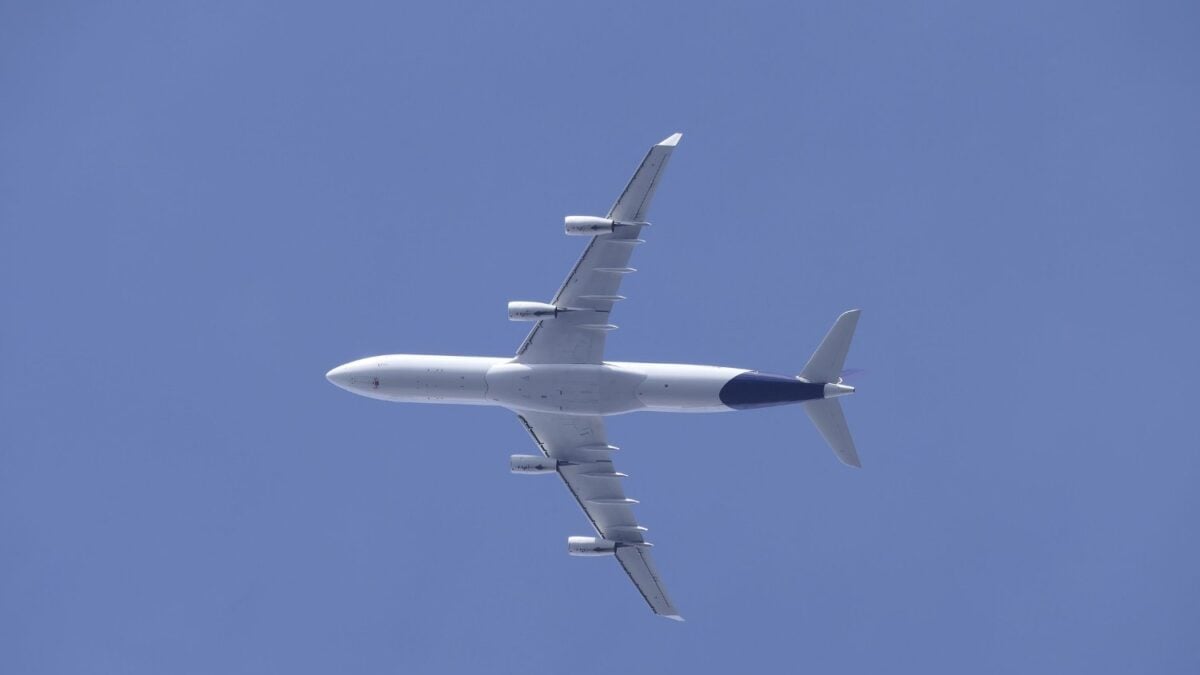 La IA ya llegó a la cabina del avión: la gran pregunta es cuánto tiempo seguirá mandando el piloto