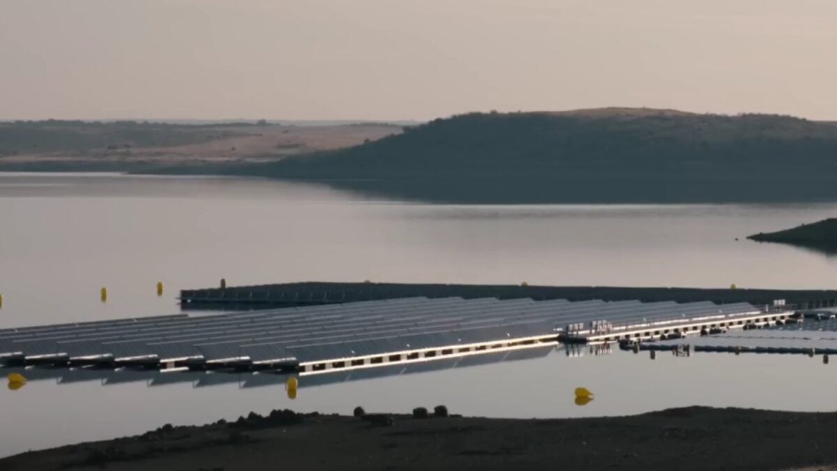España prueba una plataforma solar flotante capaz de aprovechar hasta el reflejo del agua