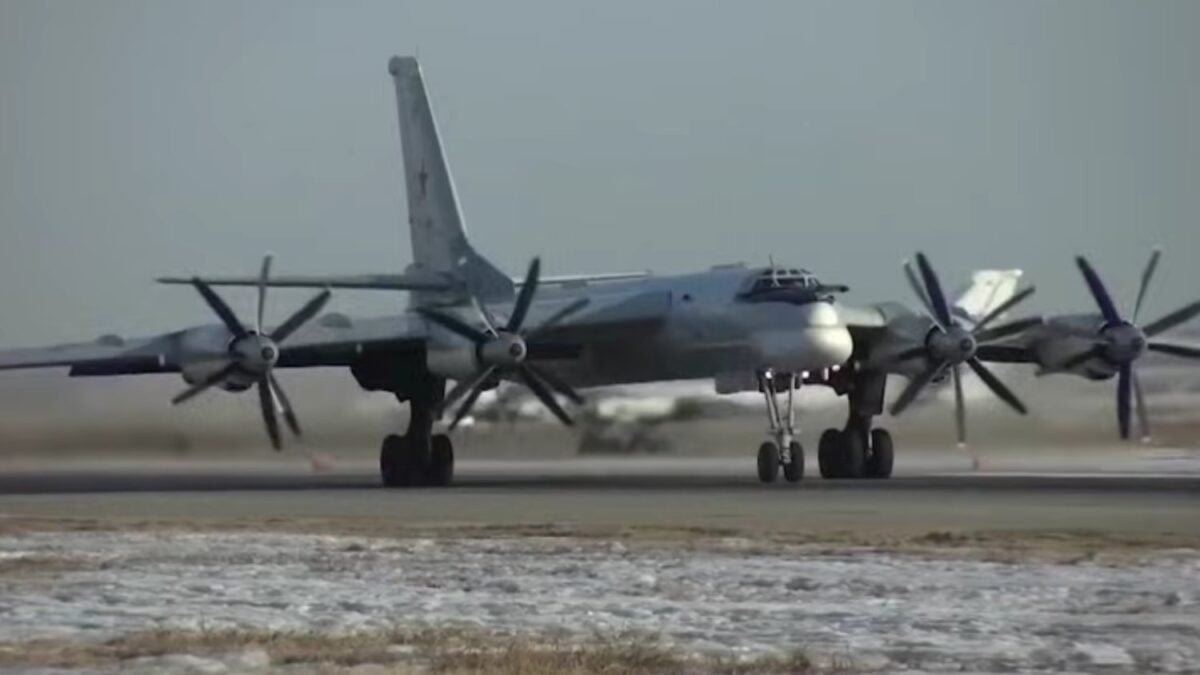 El avión que podía lanzar misiles de crucero quedó reducido a un fuselaje partido en Engels-2