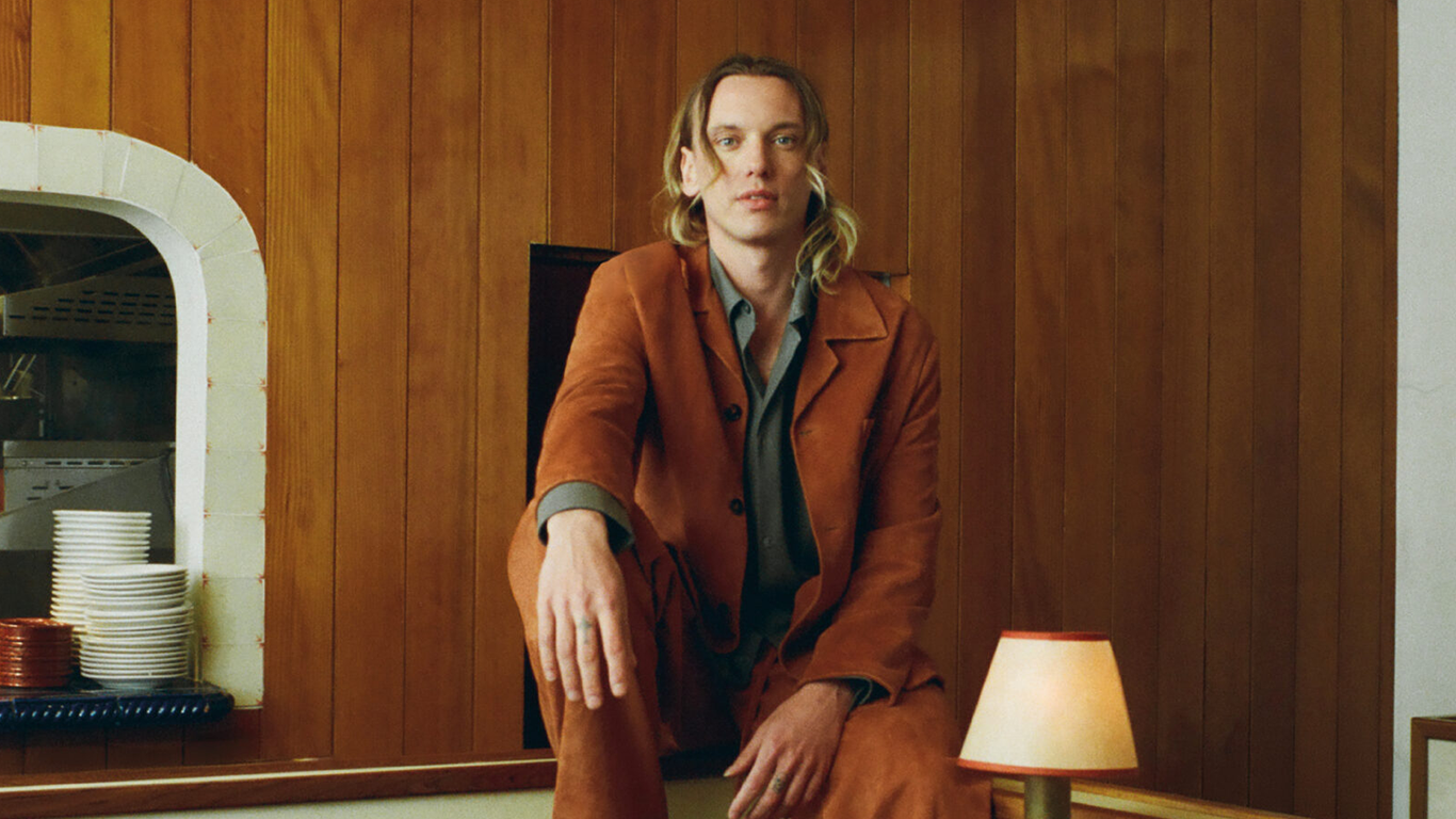 Jamie Campbell Bower sorprende con un DJ set en Comic-Con